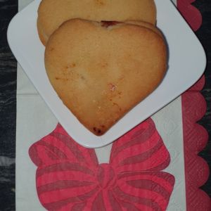 Huisgemaakte koekjes met aardbeivulling