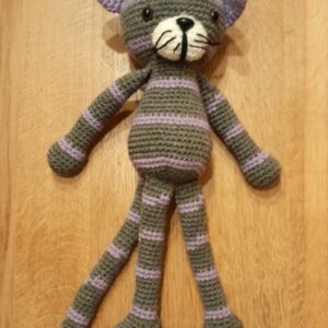 gehaakte poes grijs-paars gestreept (smal) 42 cm