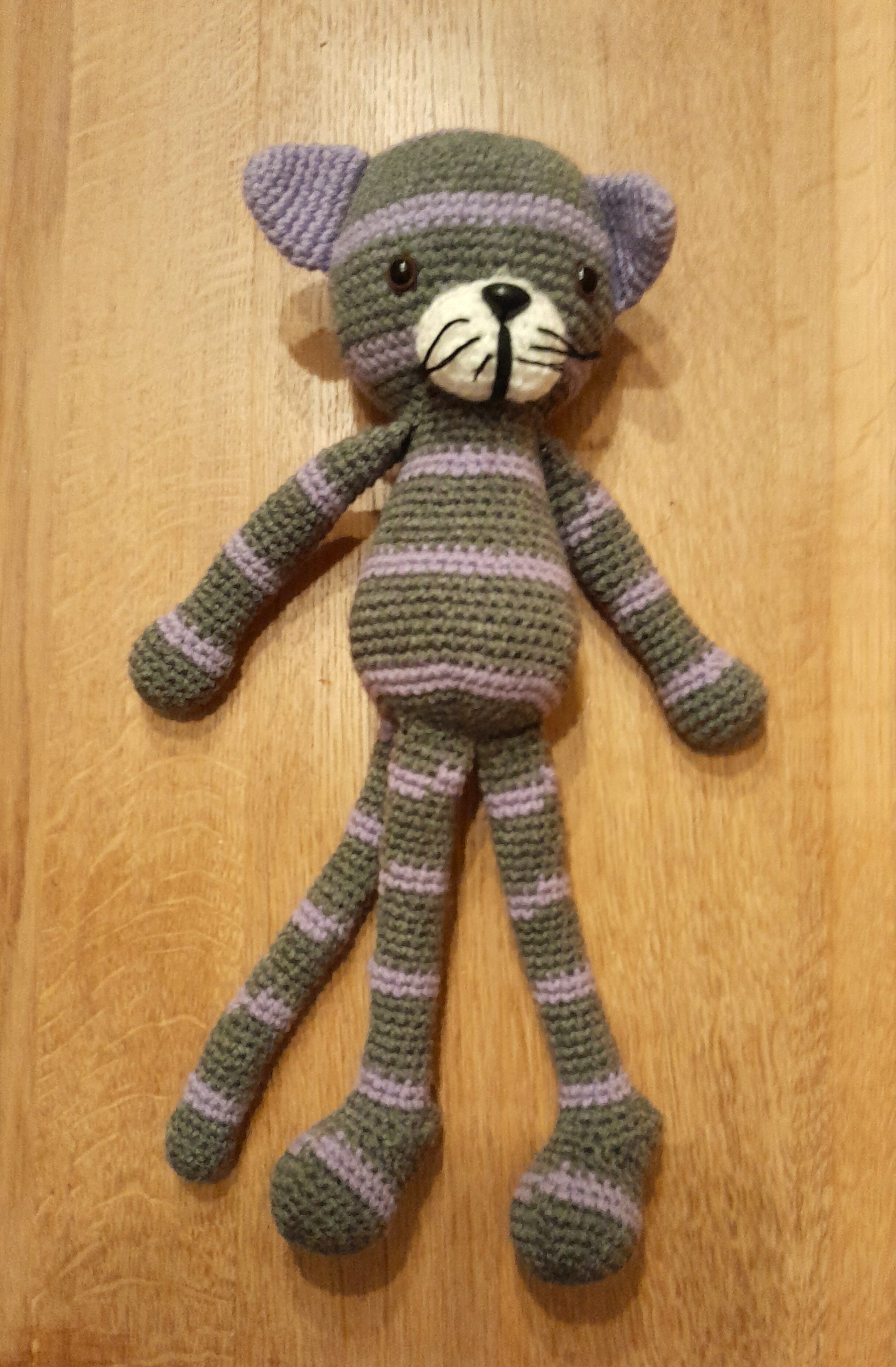 gehaakte poes grijs-paars gestreept (smal) 42 cm
