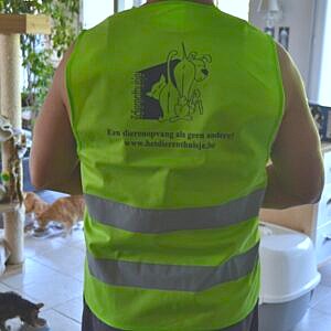 groen fluohesje logo van Het dierenthuisje